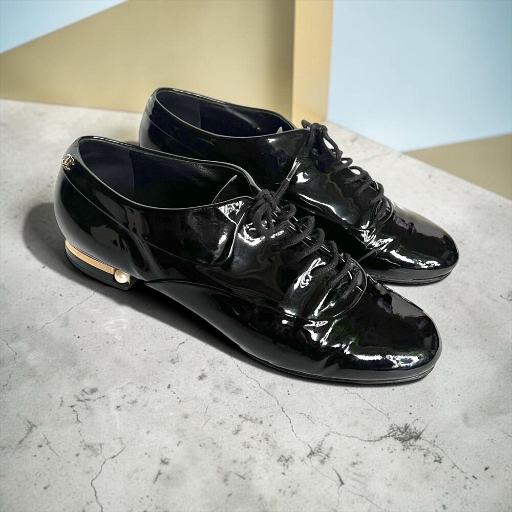 Chanel Black Patent Leather Lace Up Oxford Shoes Pearl Heel CC Logo EU 39.5